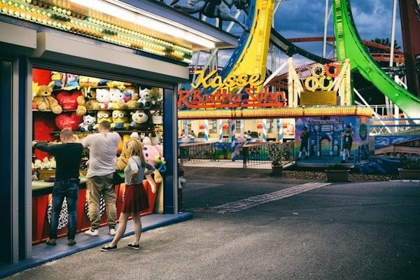 What Is the Impact of Virtual Queuing Technology on UK Amusement Parks' Customer Experience?